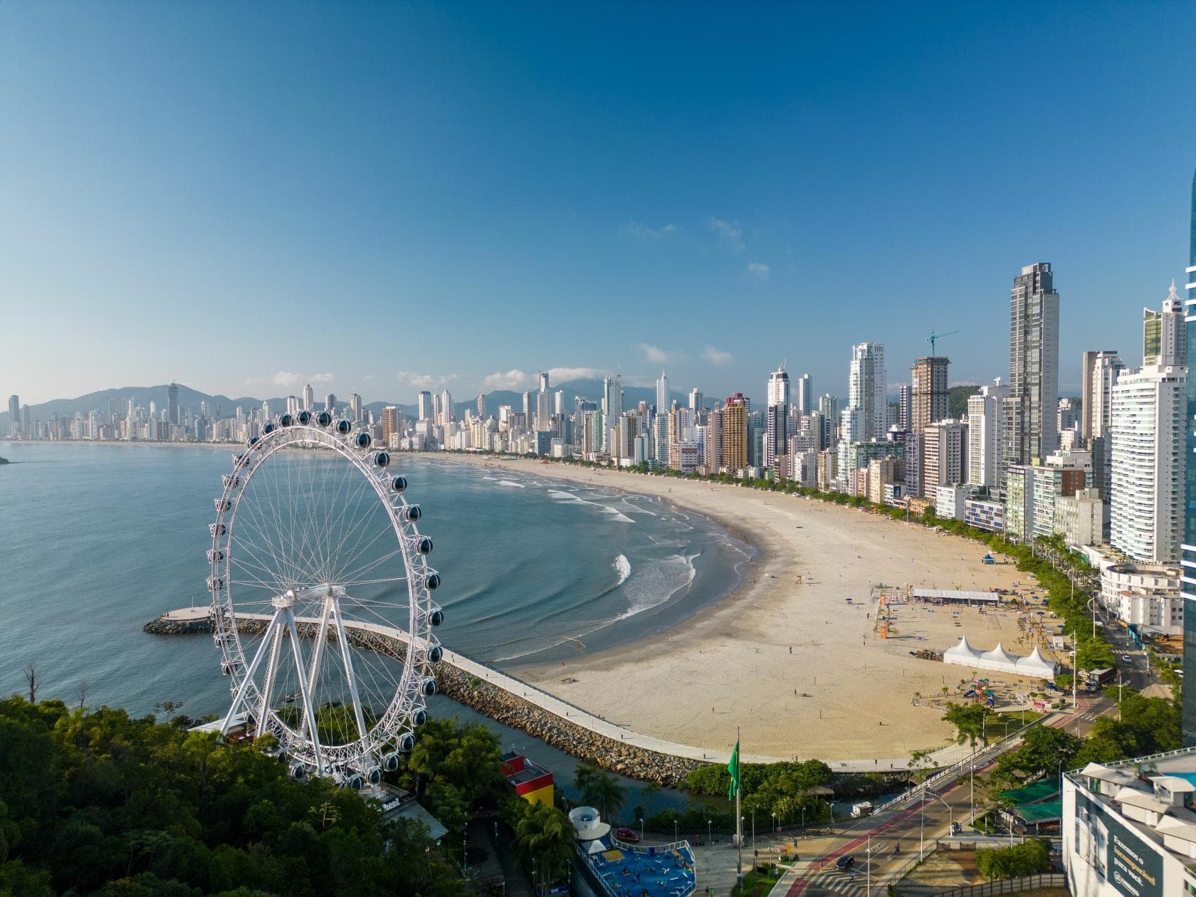 Vista aérea da praia central de Balneário Camboriú