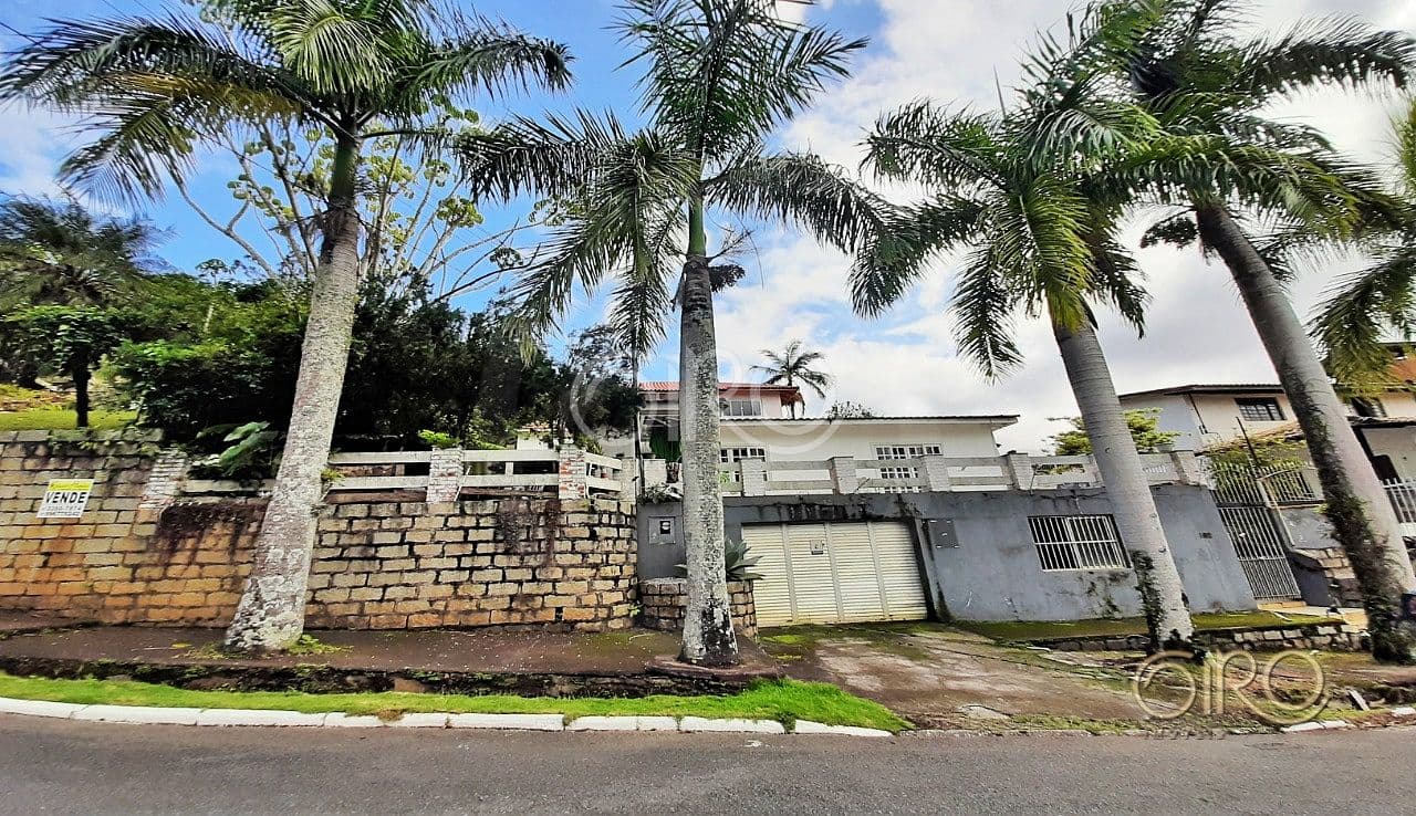 Amplo Terreno com Área Construída na Praia dos Amores em Balneário Camboriú